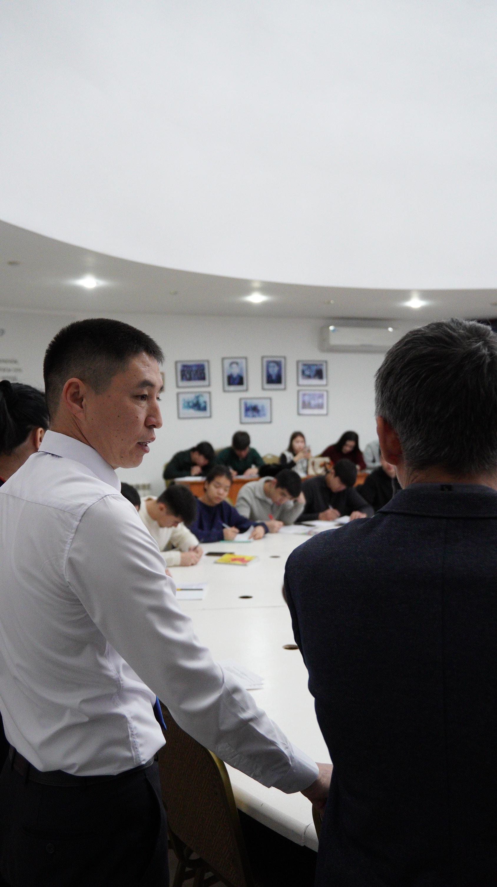 Оқытушы-профессорларымен сұхтат