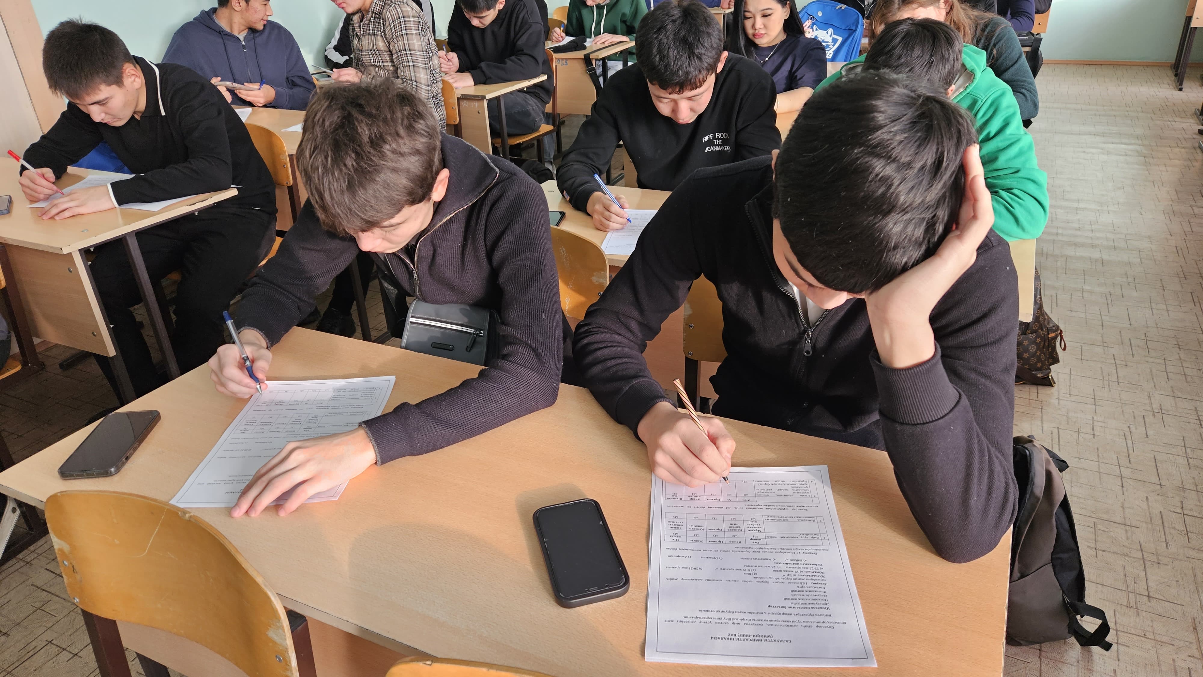 Студенттер сауалнамаға жауап беруде